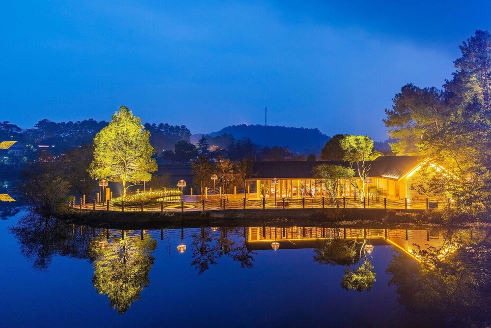 Howard Johnson Lake Serenity Hotel Neijiang 41/46