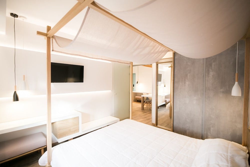 DELUXE, APARTMENT