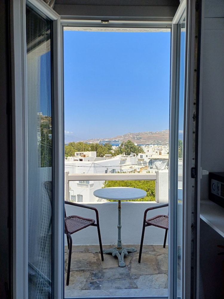 Manos Rooms 27/50