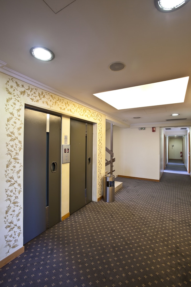 CRYSTAL CITY HOTEL 20/49