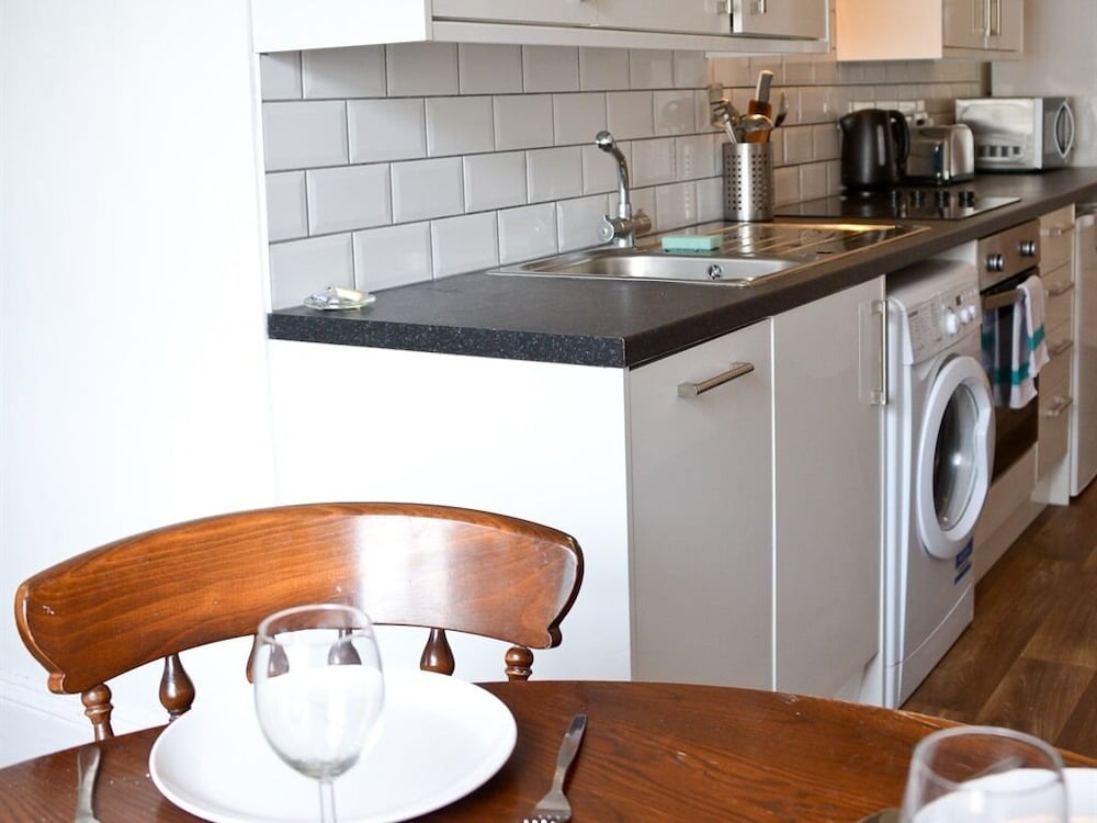 Corner House Apartment 9/23