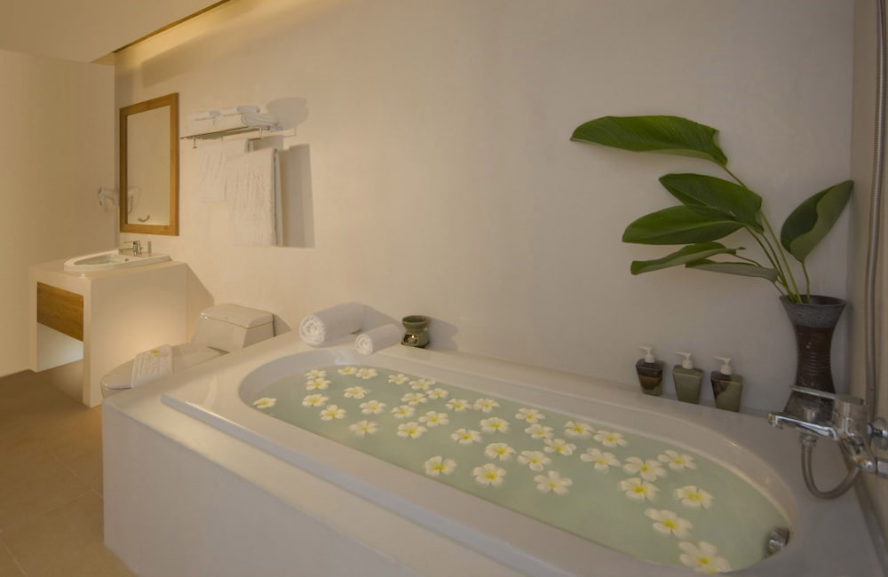 THAI HOUSE BEACH RESORT 75/75