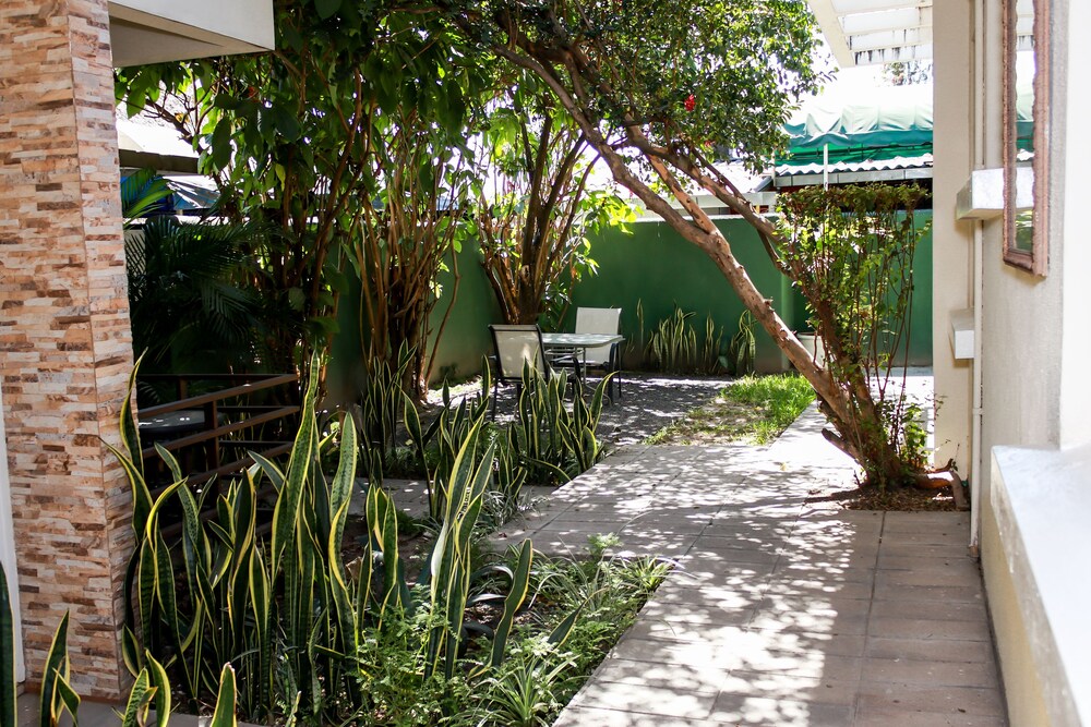 Las Magnolias Hotel 74/78