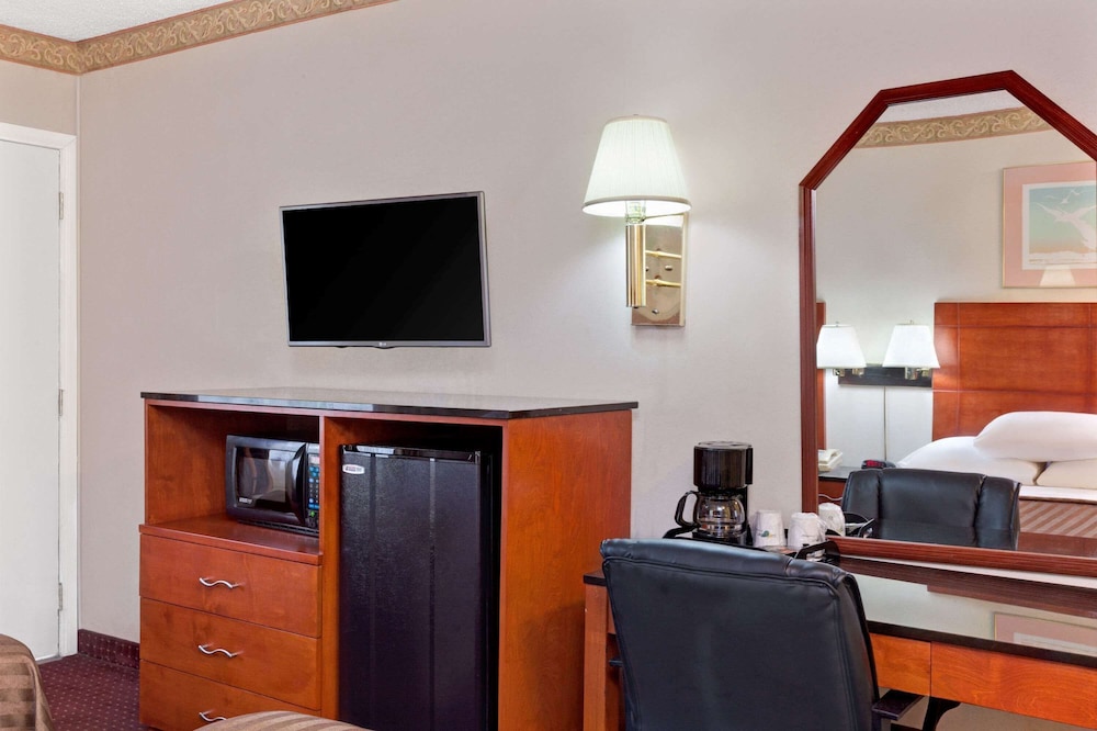 Travelodge By Wyndham Burbank-Glendale 24/28