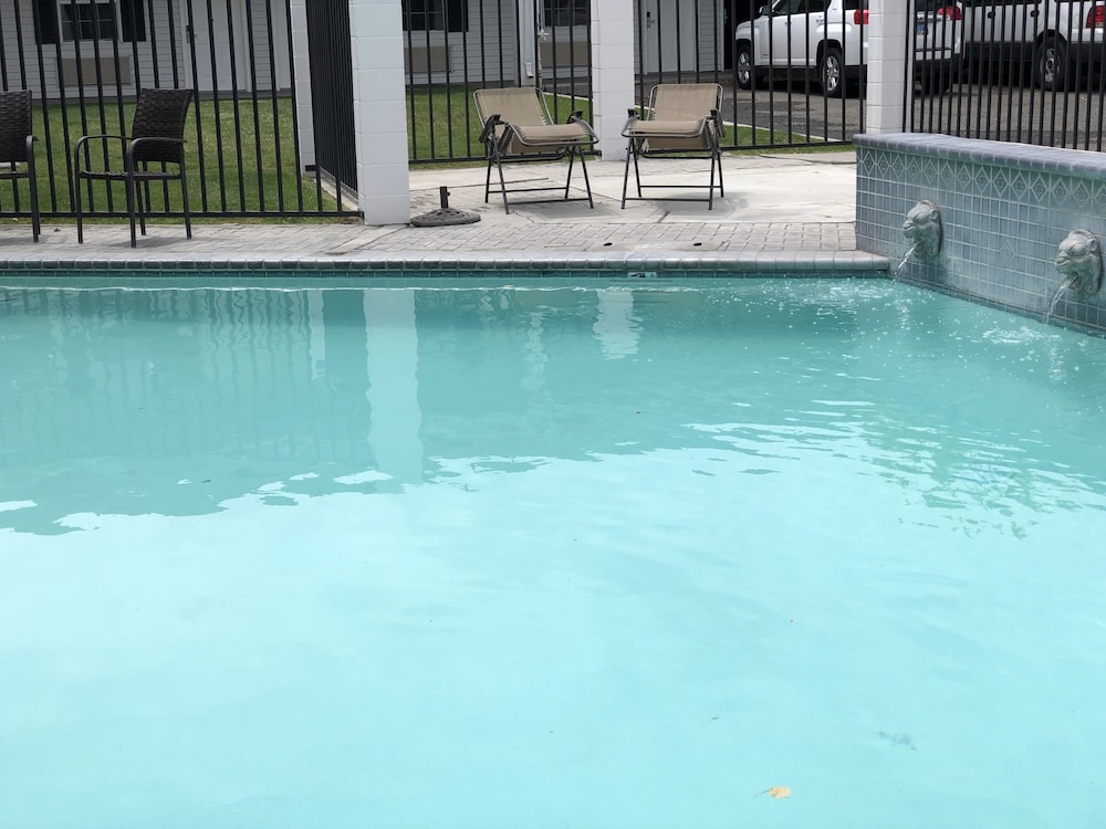 Budget Motel 8/49