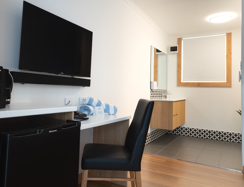 AIRLIE BEACH HOTEL 55/70