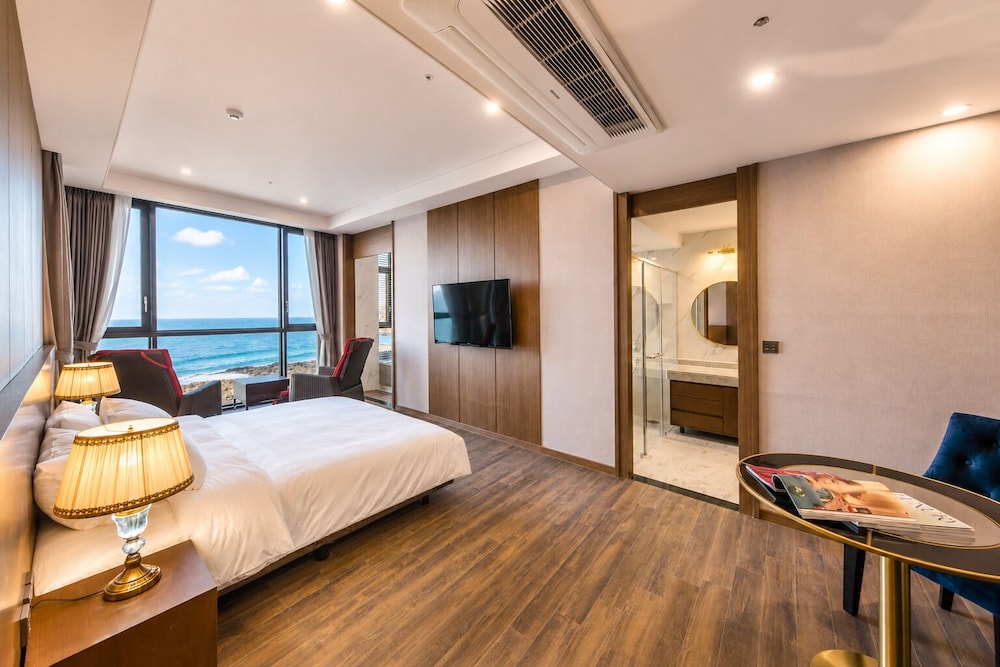 Royal, Ocean, Family, Suite, 1 King and 2 Queen Beds, Private Infinity Pool
