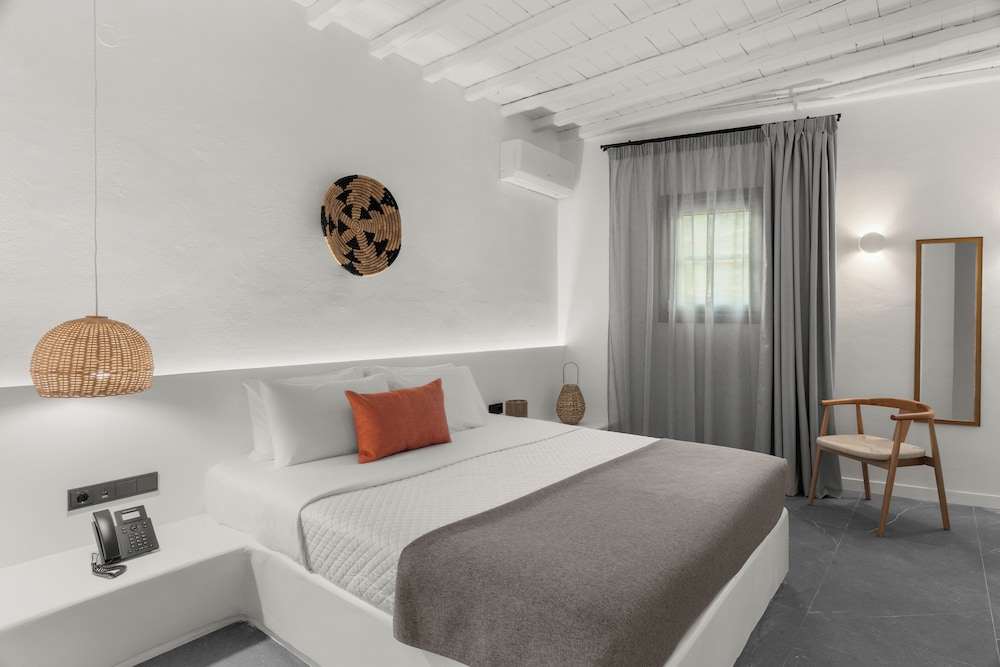 Exclusive, White, Suite, King Bed, Sea View, Outdoor Jetted Tub, Sofa