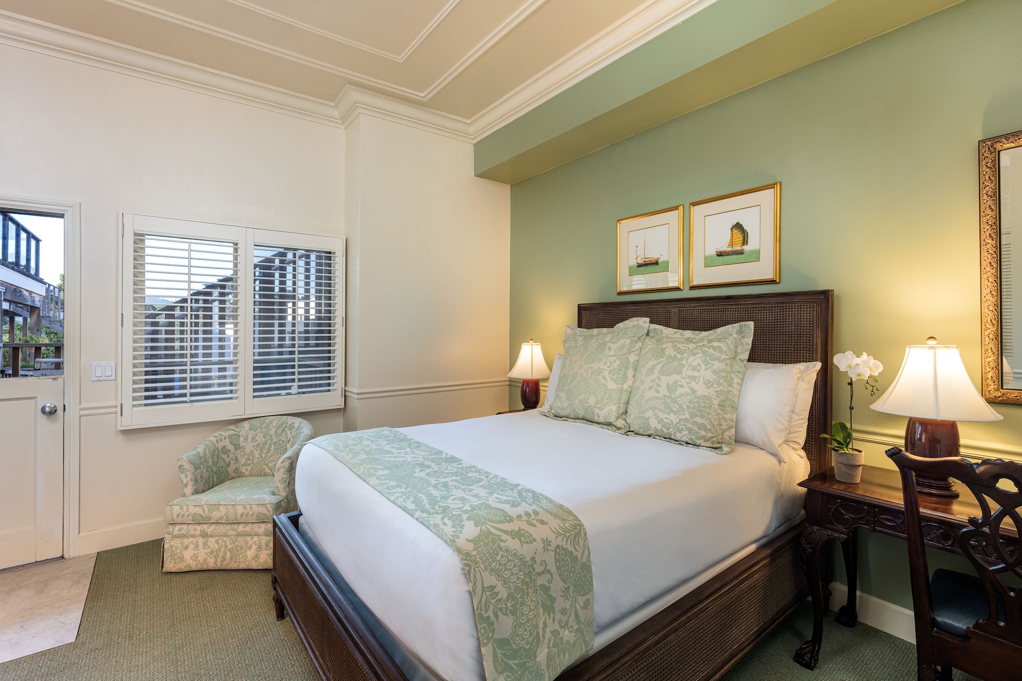 STANDARD, QUEEN BED