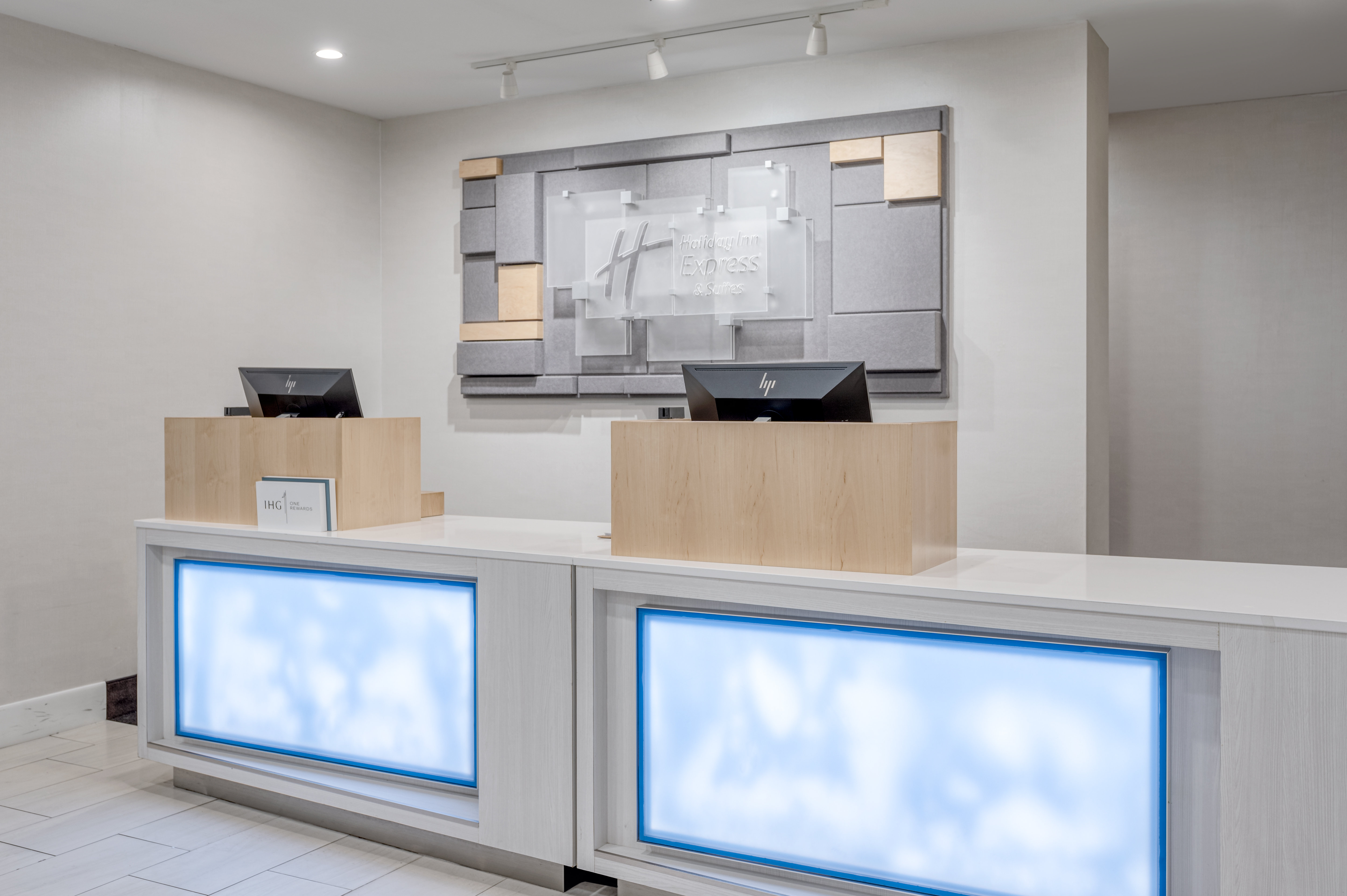 Holiday Inn Express Hotel Suites Ottawa Airport 5/18