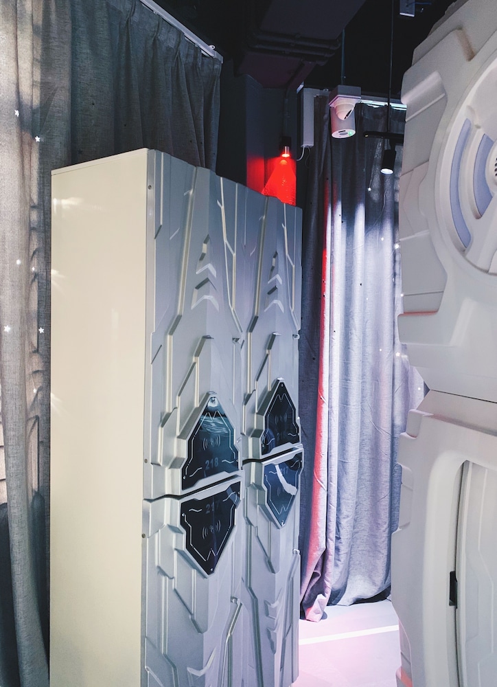 Met A Space Pod @ Arab Street 35/50