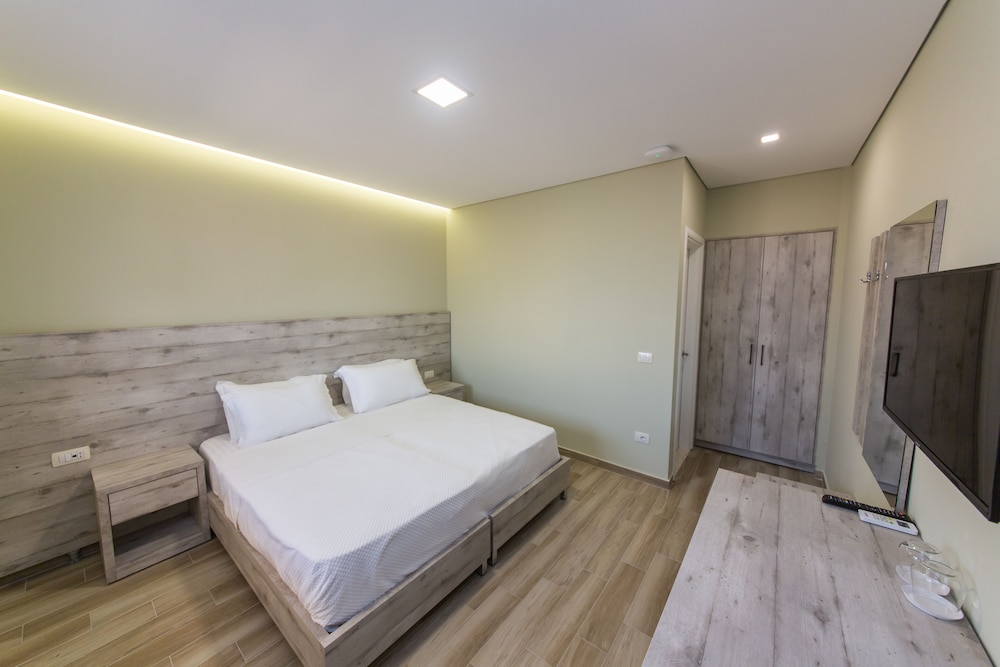 STANDARD, DOUBLE OR TWIN BED, BEACH FRONT, POOL VIEW