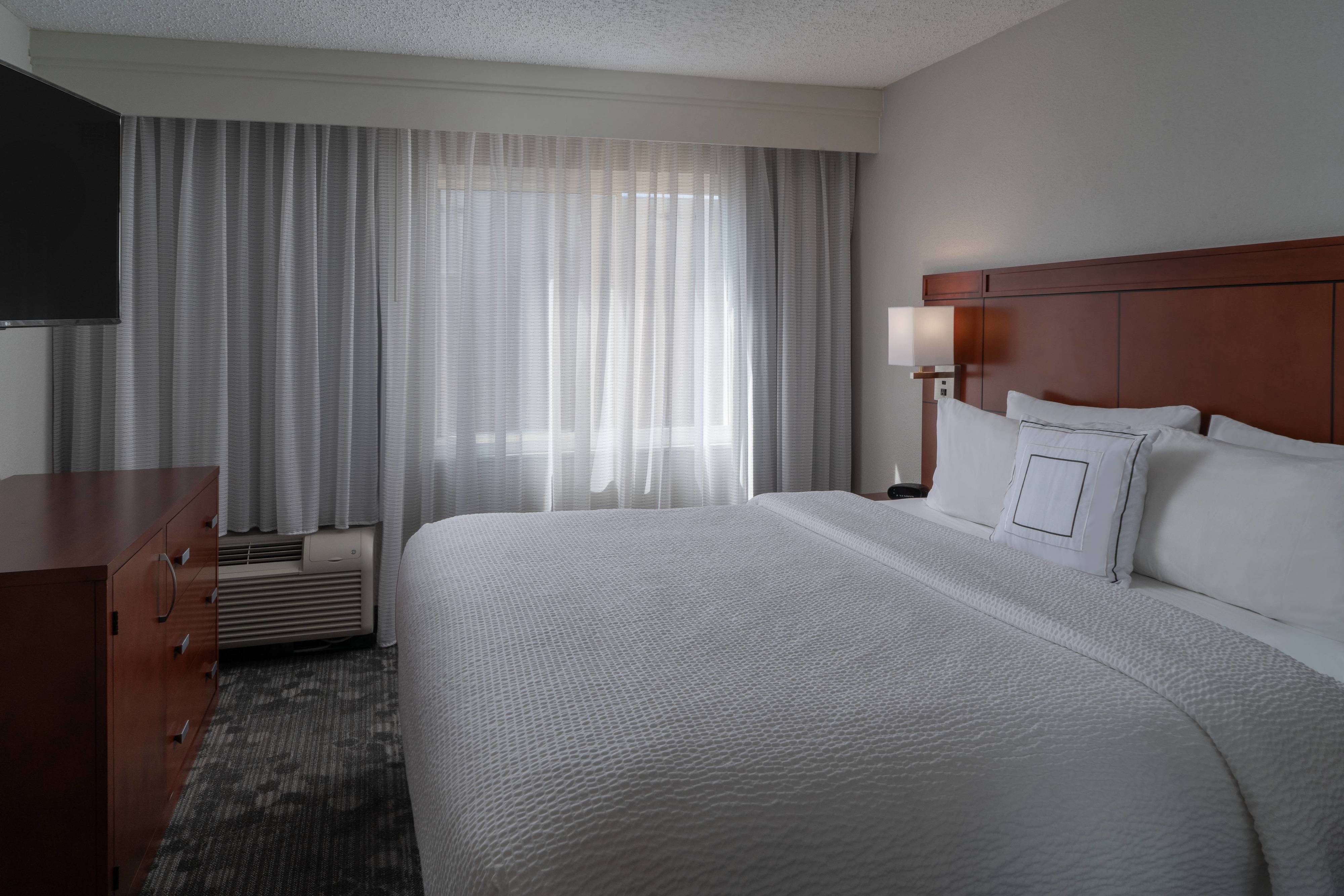 1 BEDROOM, SUITE, KING BED