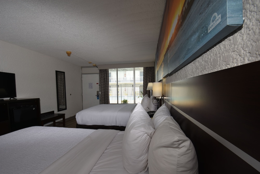 Days Inn by Wyndham Stuart 34/70