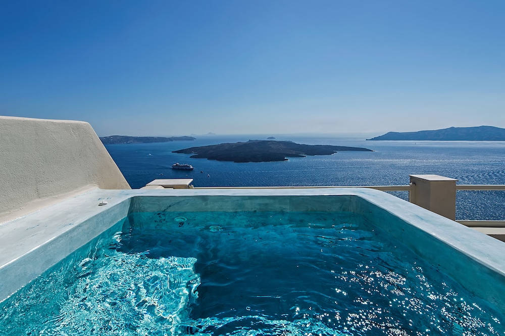 LAVA SUITES and LOUNGE 35/40