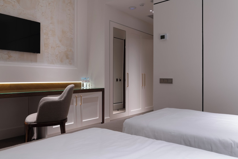غرفة بريميوم بسريرين منفصلين، Grand Hotel Tien Shan 3/4