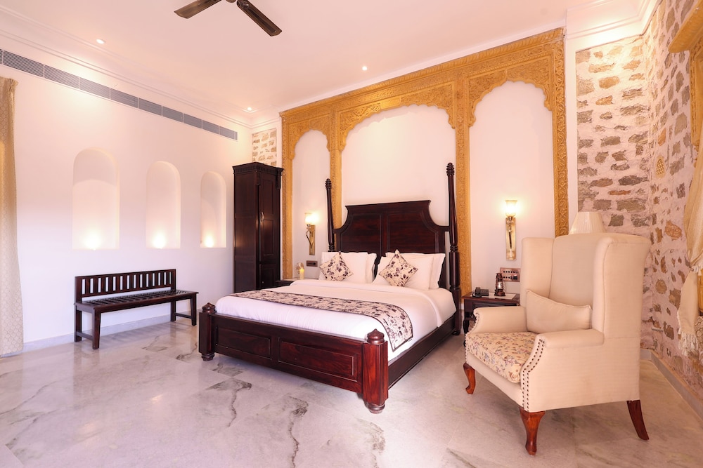 Heritage, Club, King Bed, Bathtub
