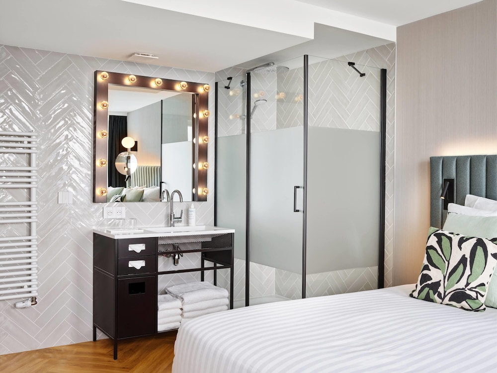 غرفة سوبيريور بسرير كينج، H4 Wyndham Paris Pleyel 4/7