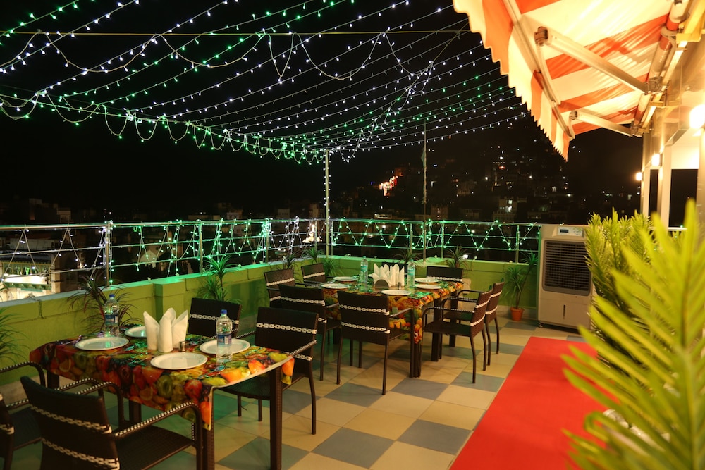 Hotel Madni Royale 40/50