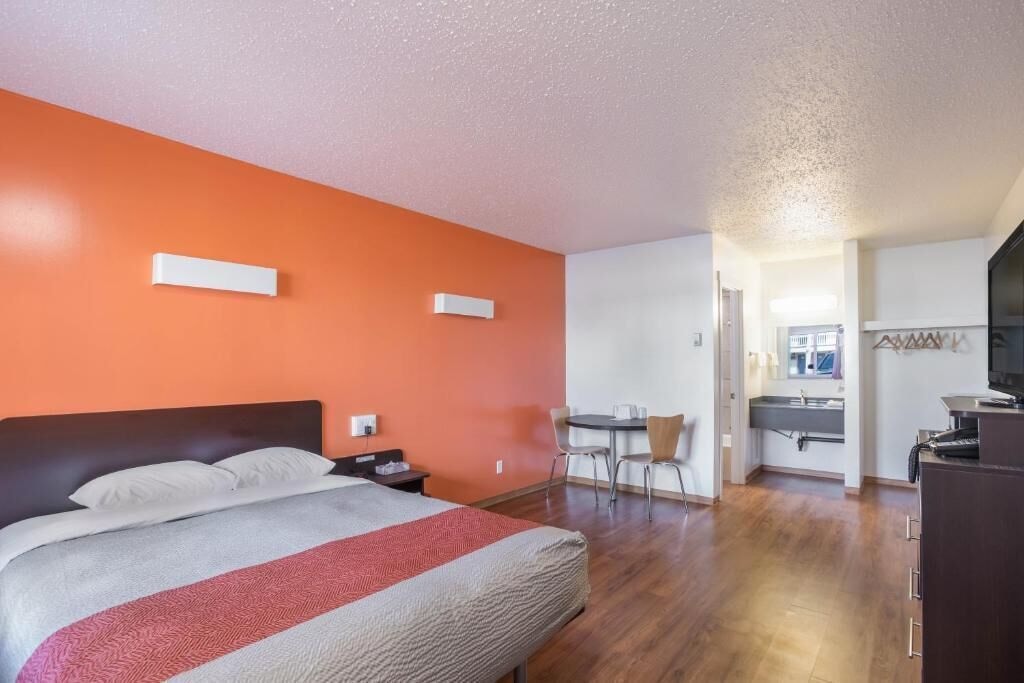 Standard, Queen Bed