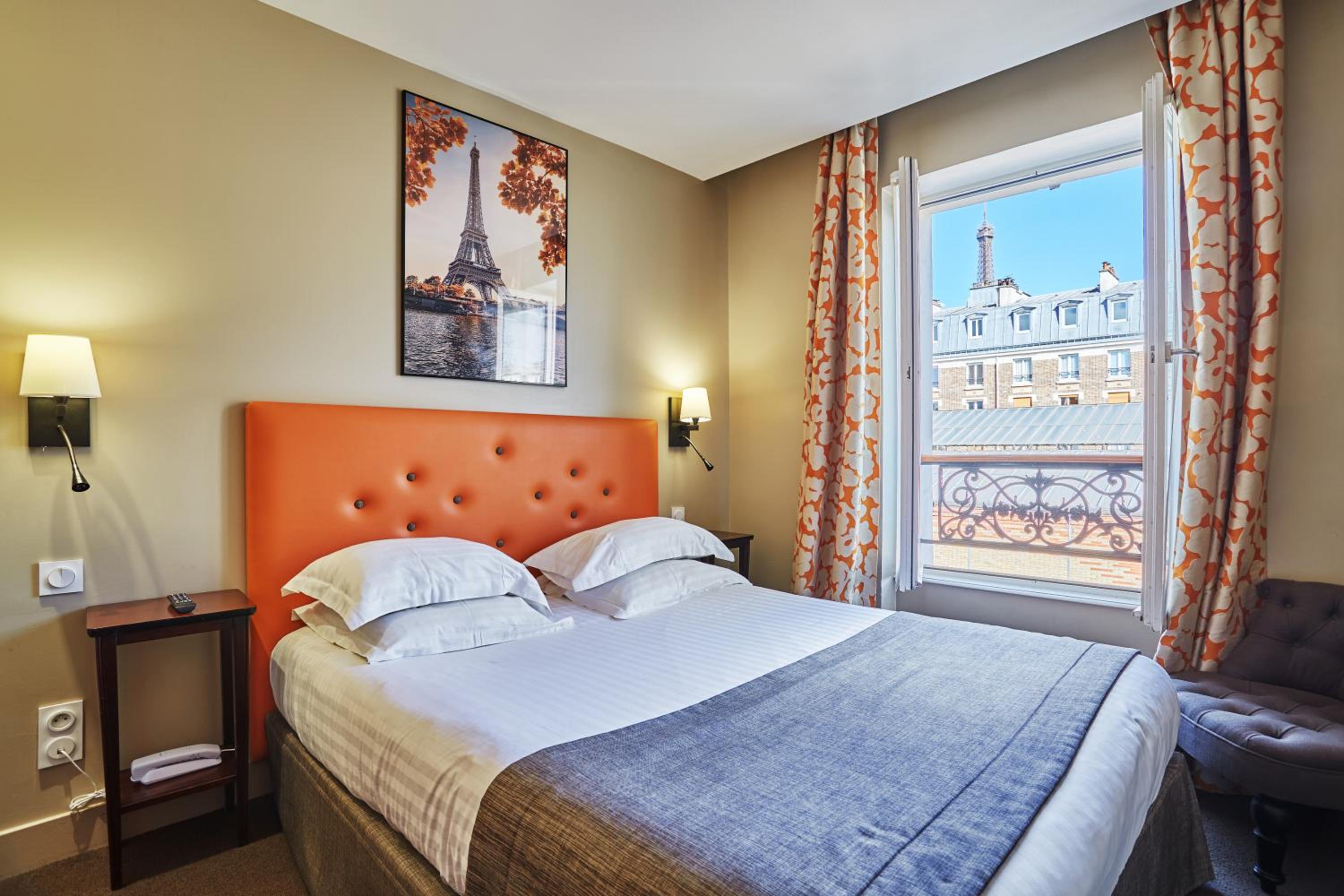 Classic, Queen Bed, Eiffel View