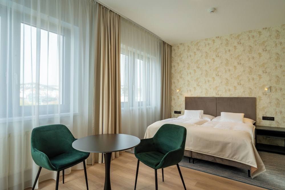 DELUXE, DOUBLE OR TWIN BED, CITY VIEW