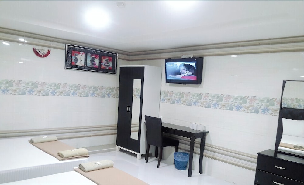 Kota Damansara Business Hotel 7/34