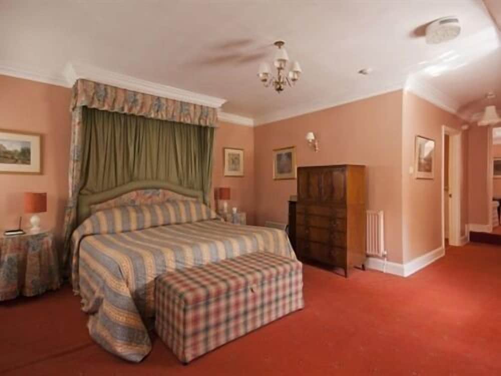 Corse Lawn House Hotel 6/49