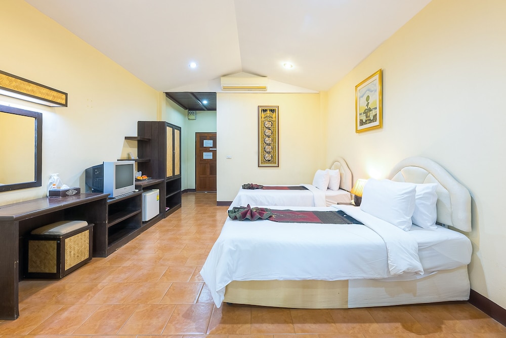 DELUXE, DOUBLE OR TWIN BED