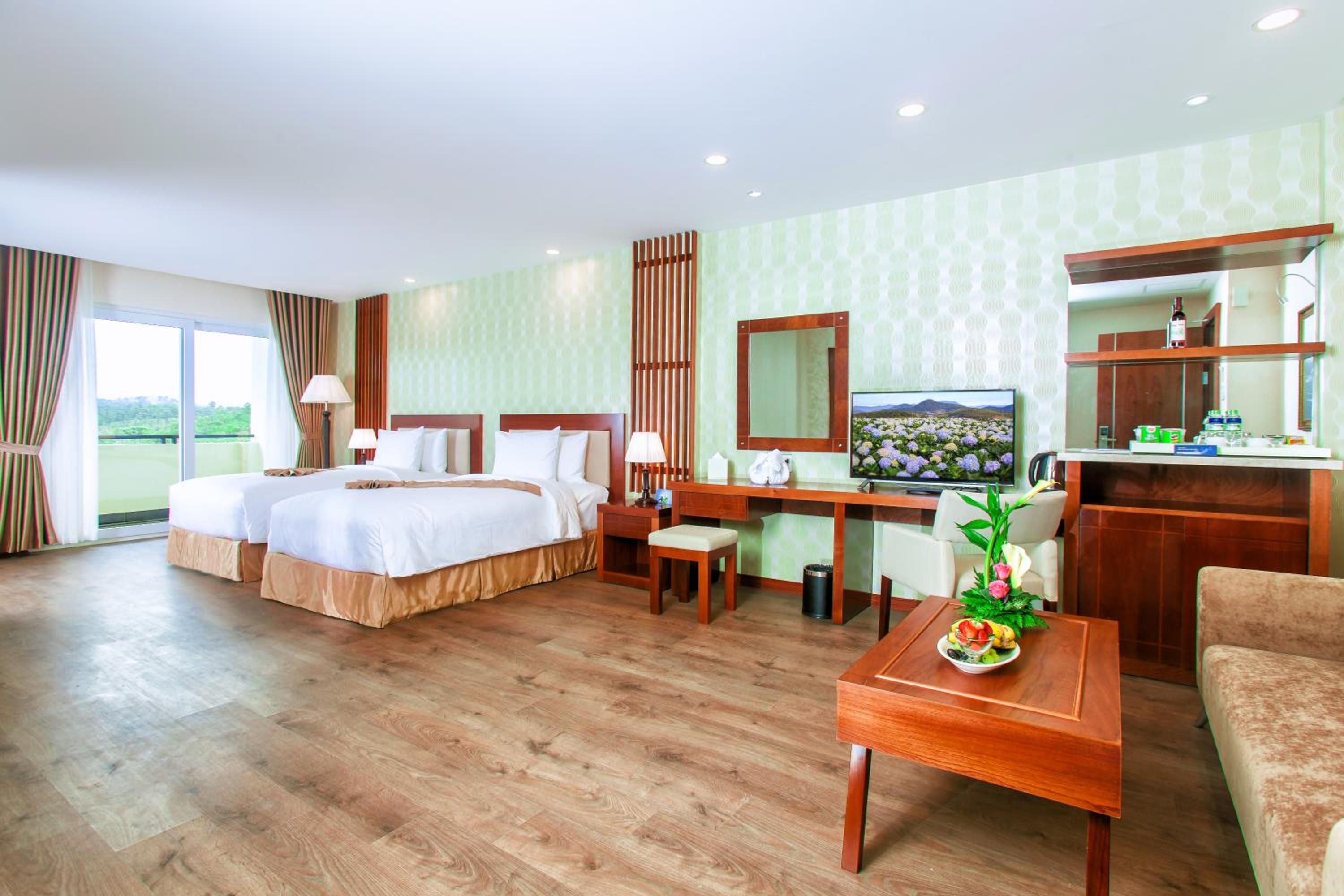 Junior Suite, Twin Beds, Valley View