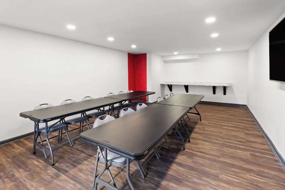 Ramada by Wyndham Bainbridge 25/33