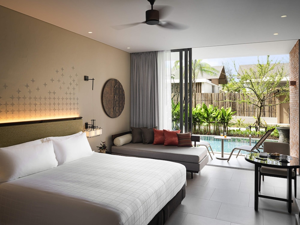 DELUXE, KING BED, POOL ACCESS