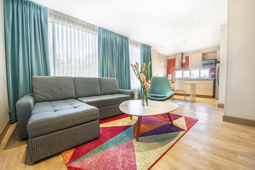 Hotel Plaza Suites 41/65