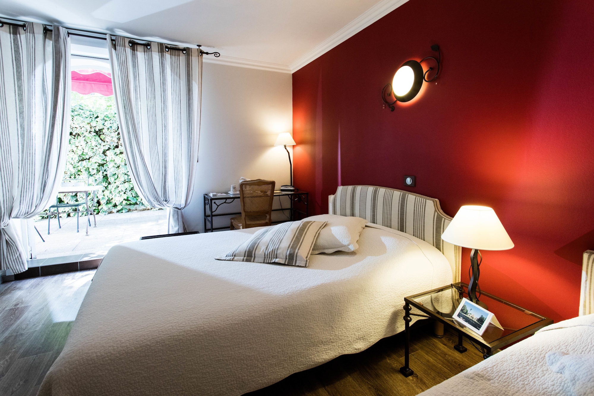 ROOM, DOUBLE BED