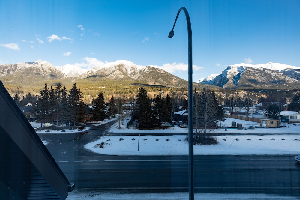 Super 8 Canmore 22/43