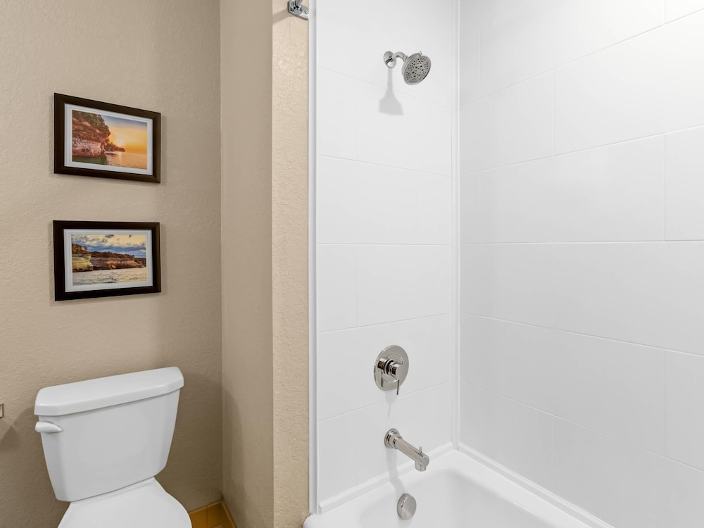 Comfort Inn and Suites Munising - Lakefront 45/49