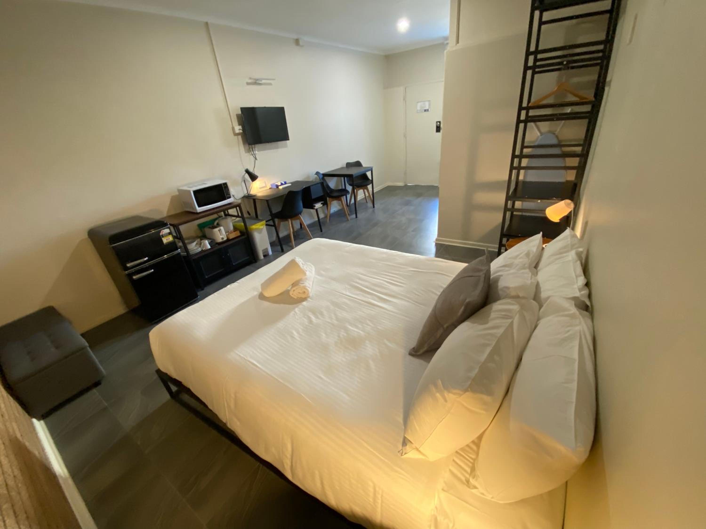 Standard, Queen Bed