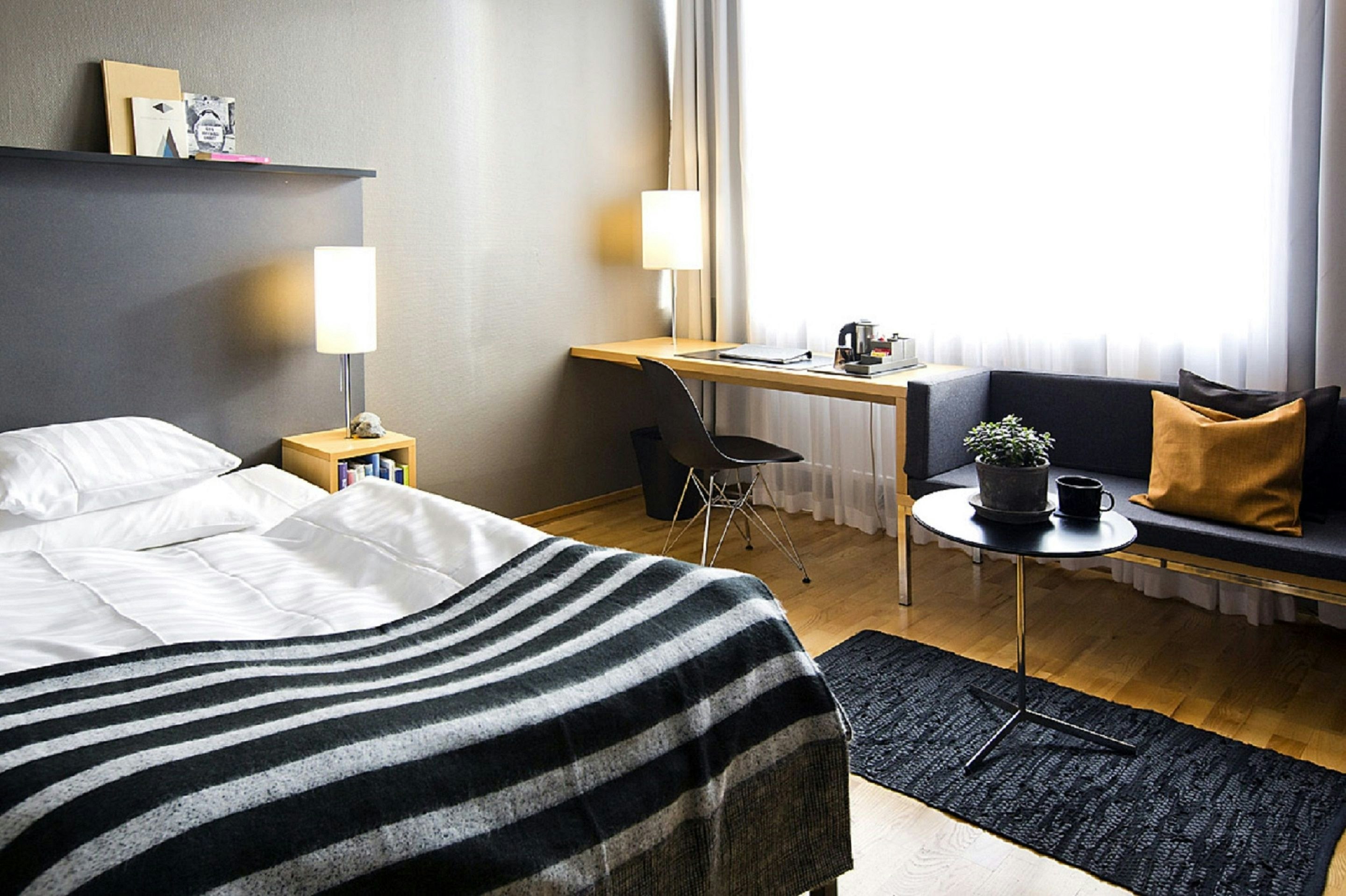 ROOM, SINGLE