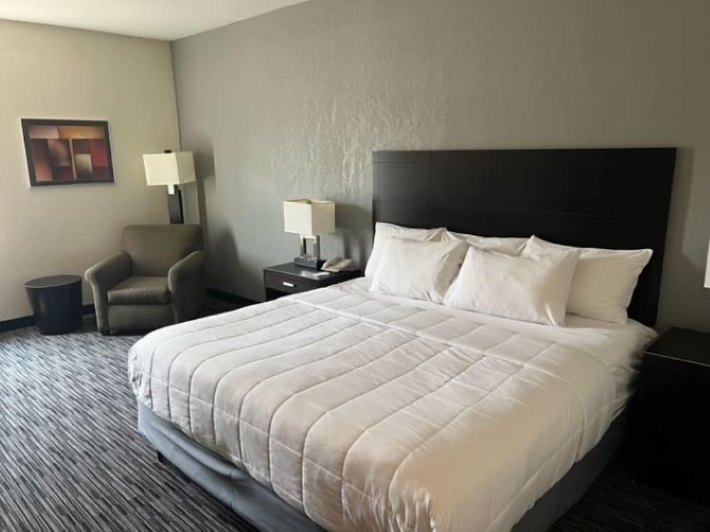 American Inn and Suites Houghton Lake 25/59