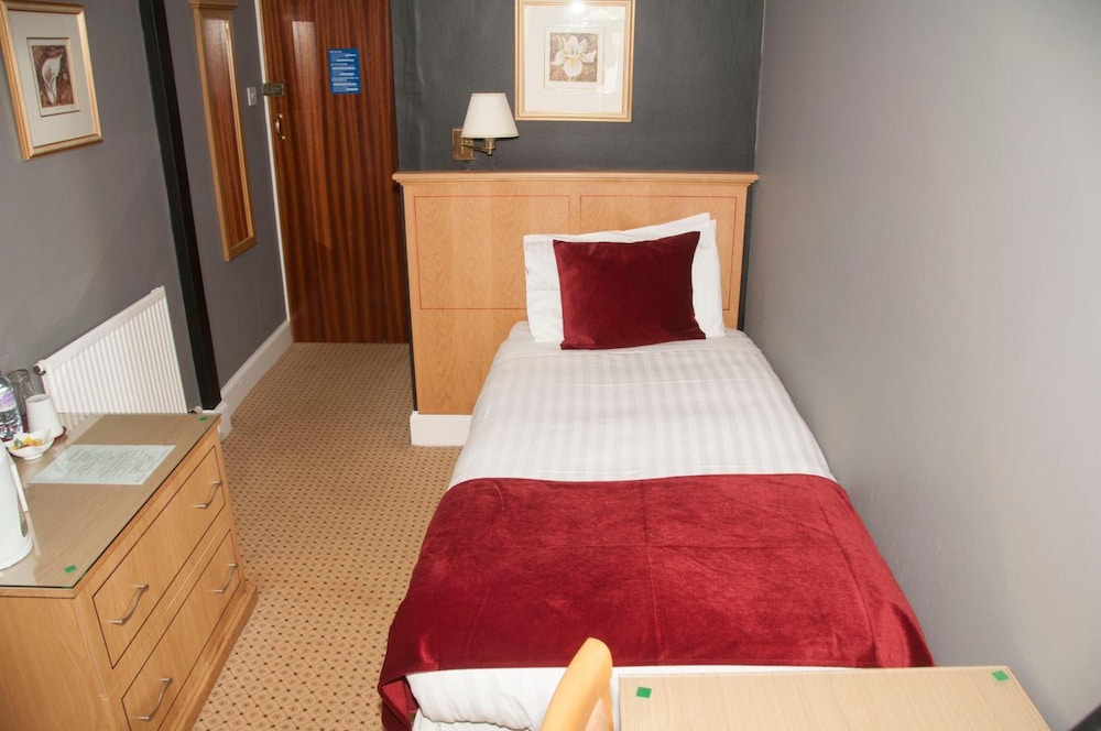 Caledonian Hotel 17/34