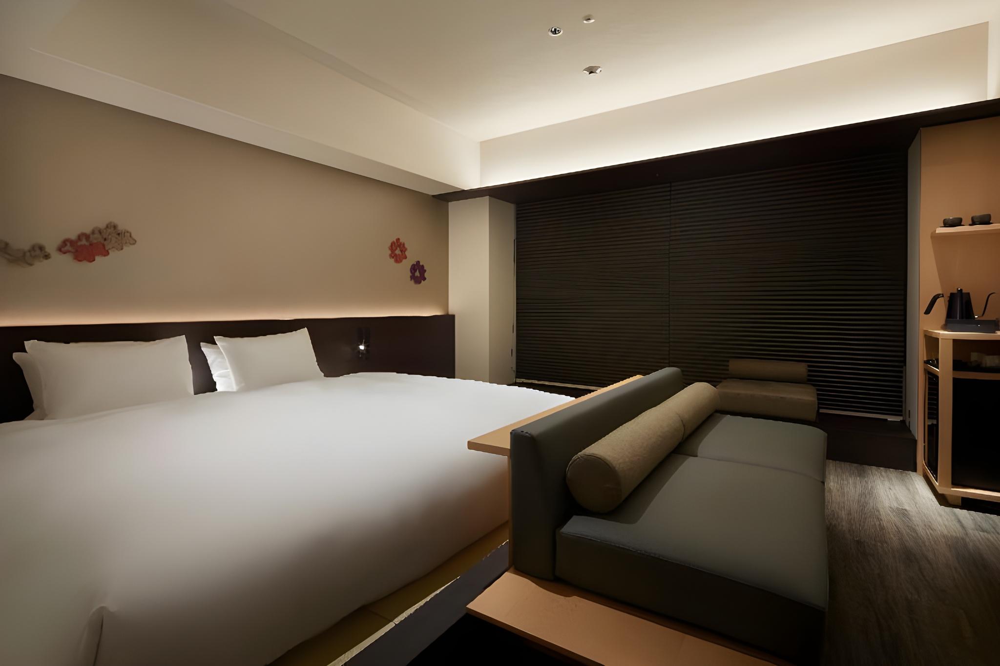 Room, Single, King Bed, Corner