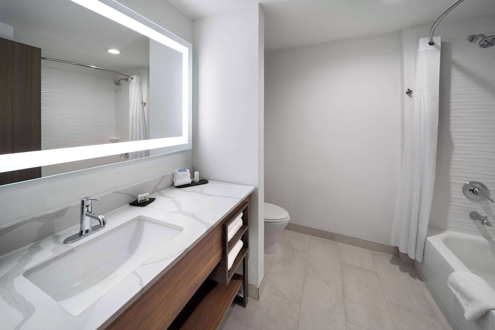 La Quinta Inn & Suites by Wyndham San Antonio at the RIM 39/43