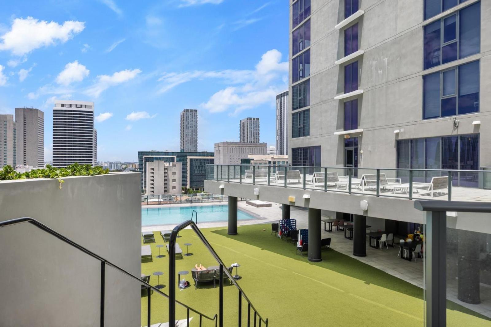 29th Floor Balcony Studio Miami Skyline Views 25/31