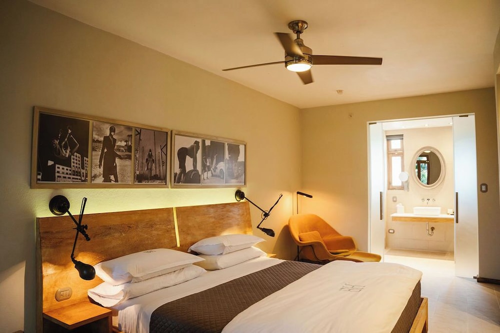 Suite, King Bed, Garden Side