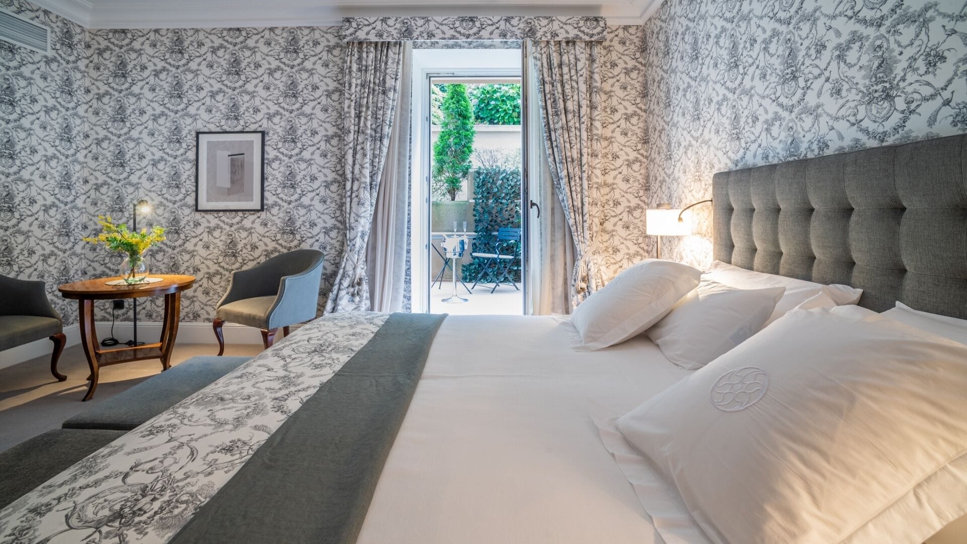 ROOM, DOUBLE BED