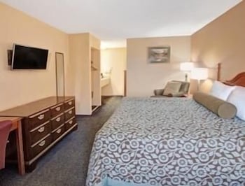 Days Inn by Wyndham Marietta White Water 15/21
