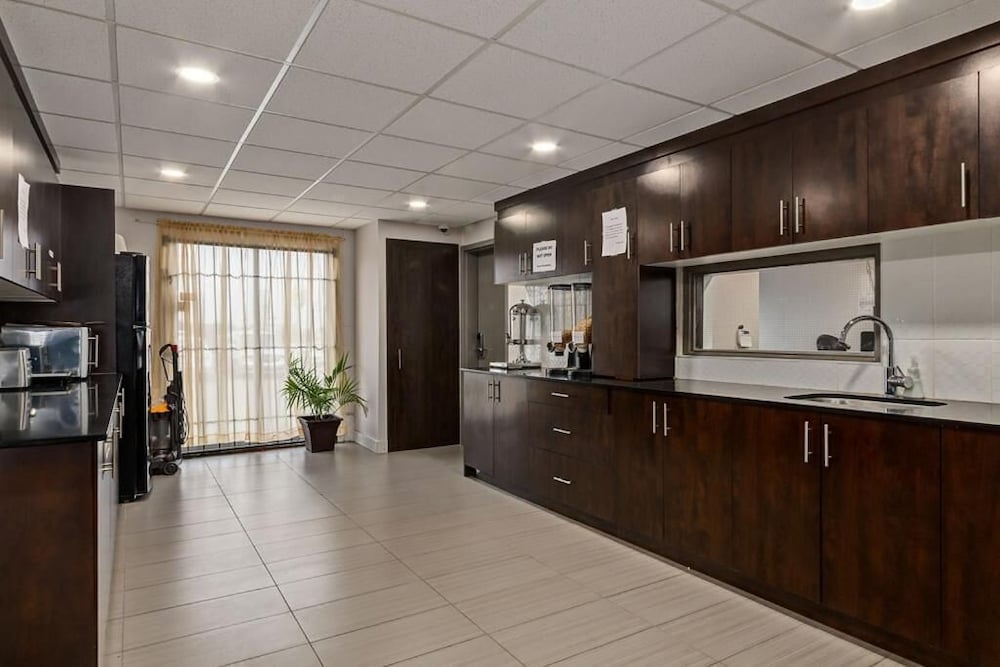 Airport Travellers Inn 8/51