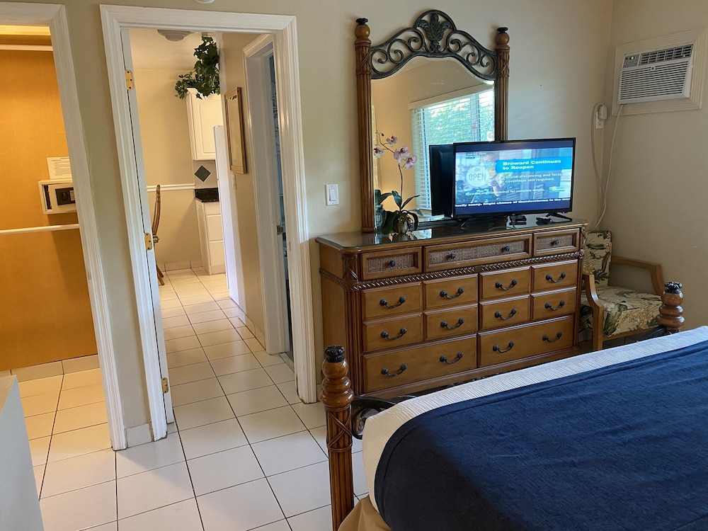 Casitas Coral Ridge formerly Estoril Paradise Inn 50/50