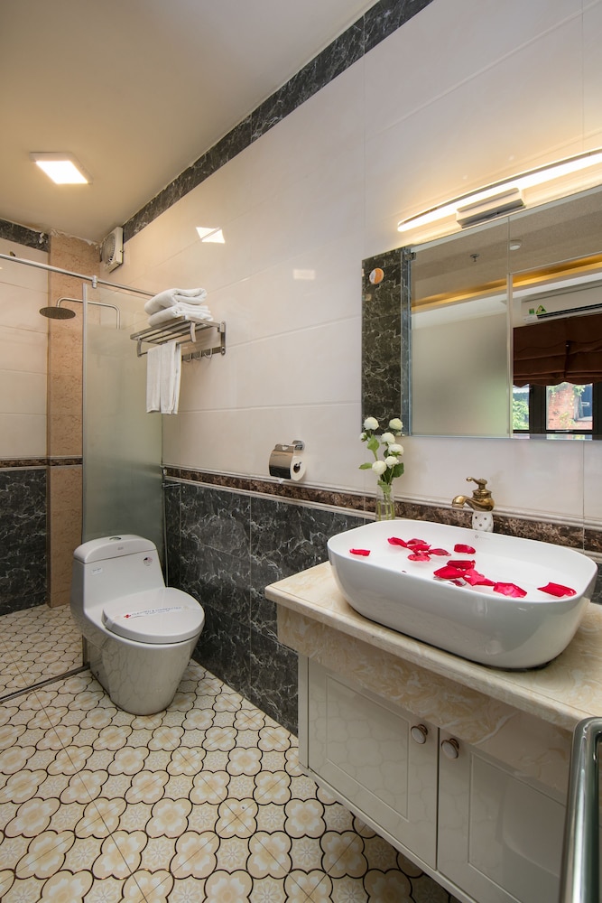Trang Trang Premium Hotel 66/70