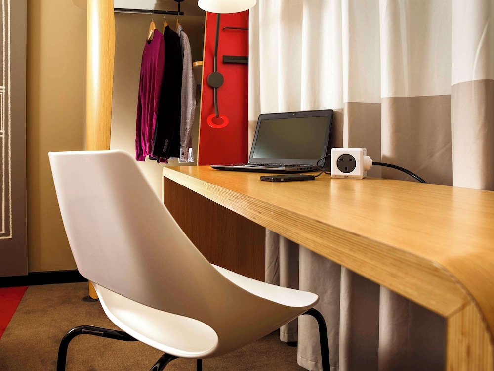 Hotel Mermoz Paris Le Bourget 49/53